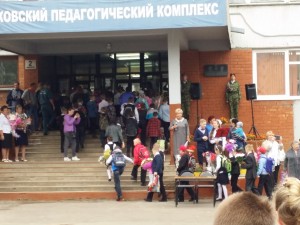 1 сентября 2015 года ученики заходят в школу классами. ППК город Псков 1 сентября 2015 года ученики заходят в школу классами. ППК город Псков
